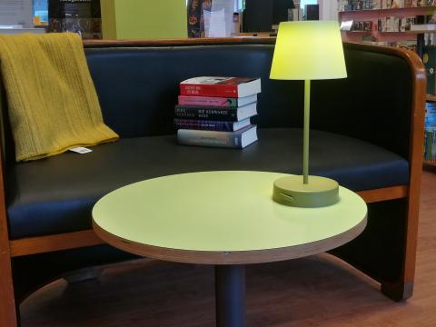 Sofa mit Tisch